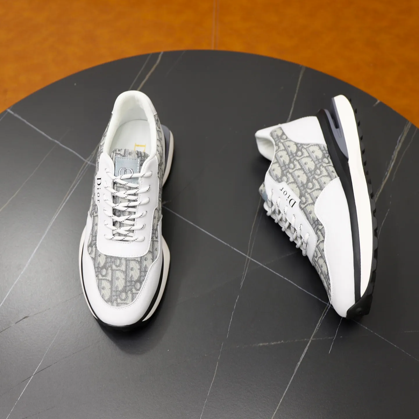 Ex-factory price: 462💰🙅‍♂️🙅‍♂️🙅‍♂️ Brand: Dior DIOR Standard code: 38-44 (45 customized) Grade: Same as the official website Material: Original leather splicing brand cloth Comfortable and breathable lining Lightweight and wear-resistant sports outsole Style category: Men's fashionable casual shoes Running sneakers Distinguished luxury brand elements Top luxury Color: actual picture color
